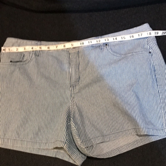 Calvin Klein Stretch Denim Pinstripe Jean Shorts-Size 12 - Picture 5 of 7